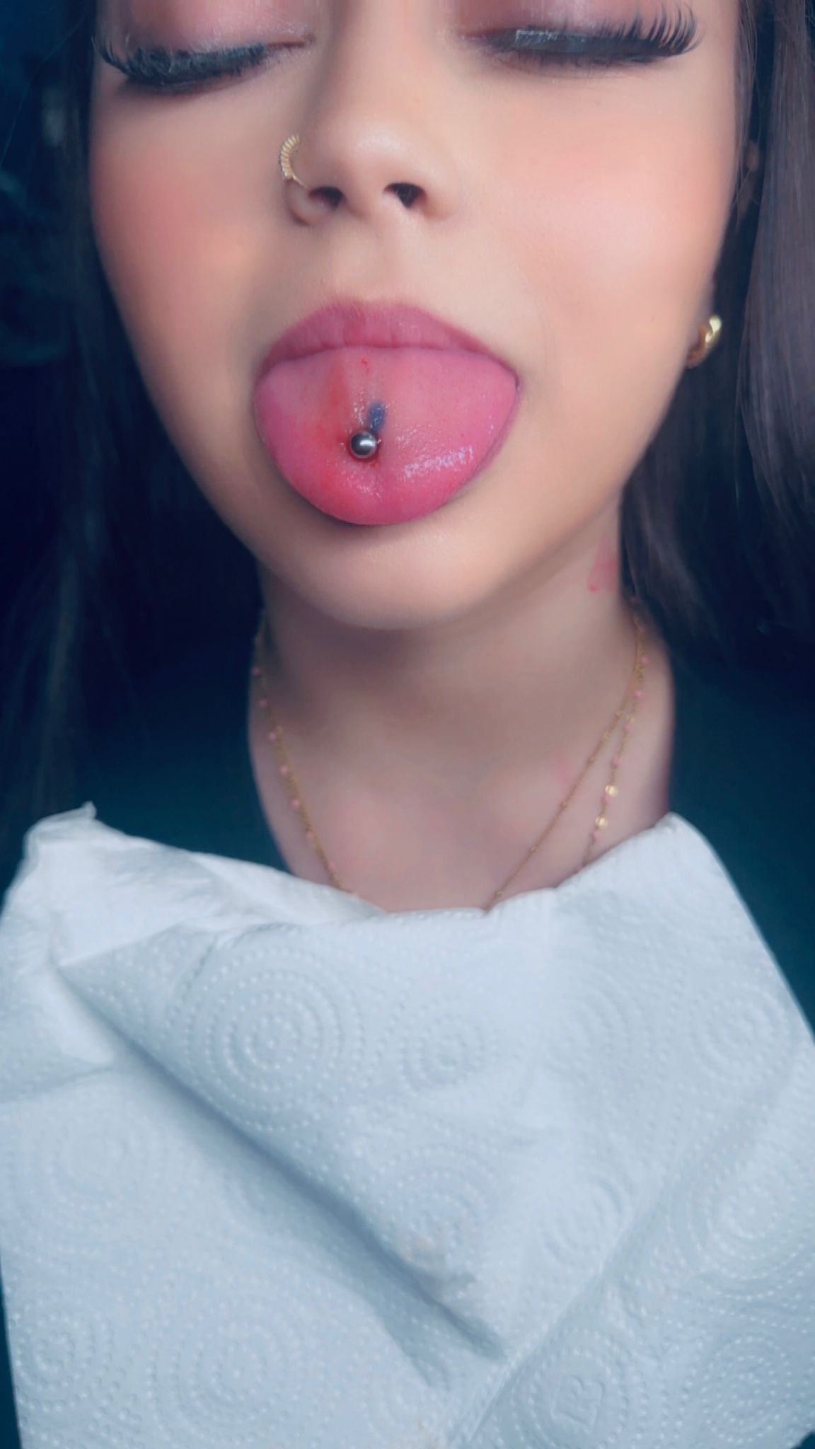 Piercing langue avec bijou et nostril or sur le visage Hakuna Tattoo Arpajon