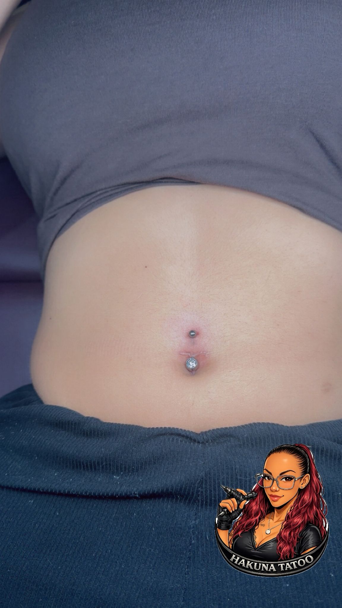 Piercing nombril bijou cristal titane realise par Hakuna Tattoo salon piercing Arpajon