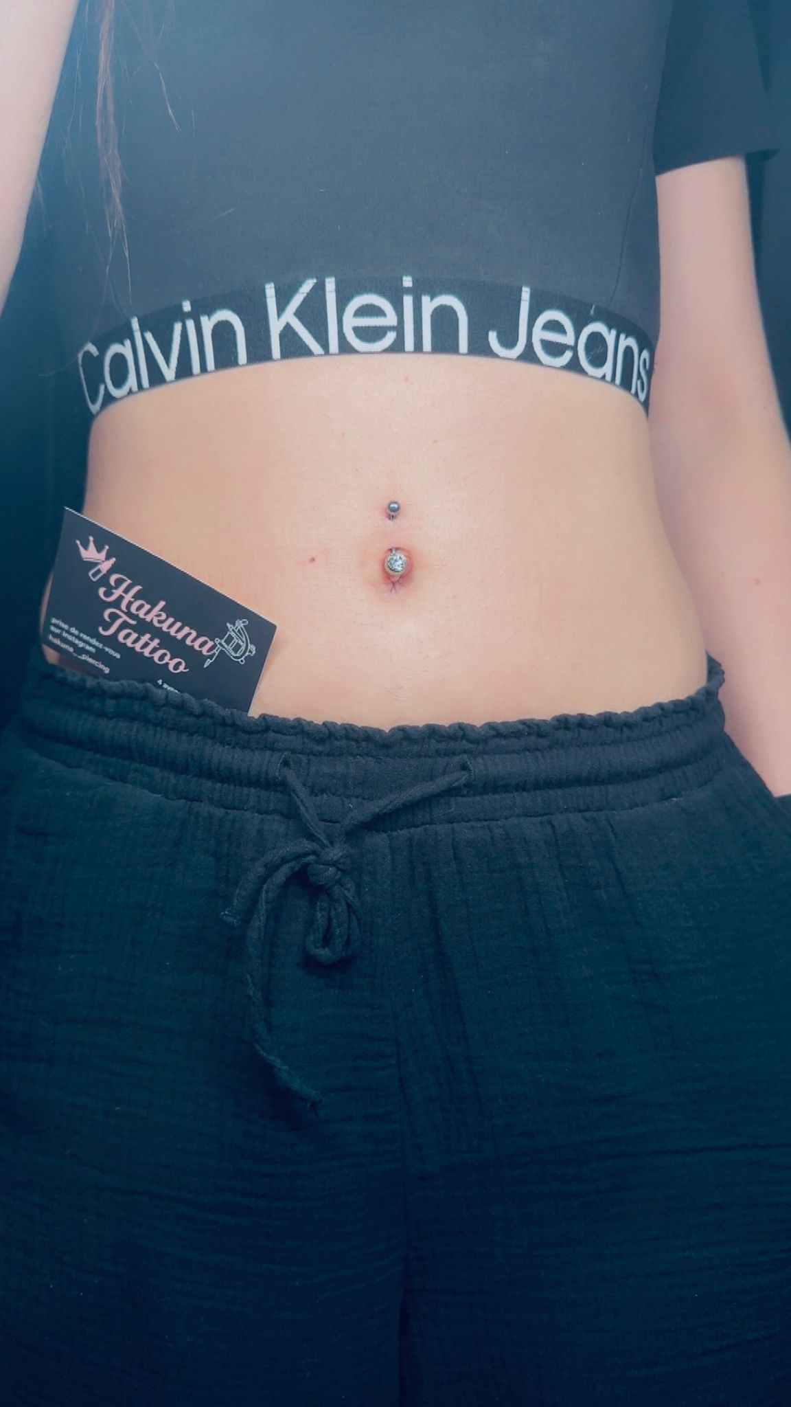 Piercing nombril bijou cristal avec carte de visite Hakuna Tattoo Arpajon