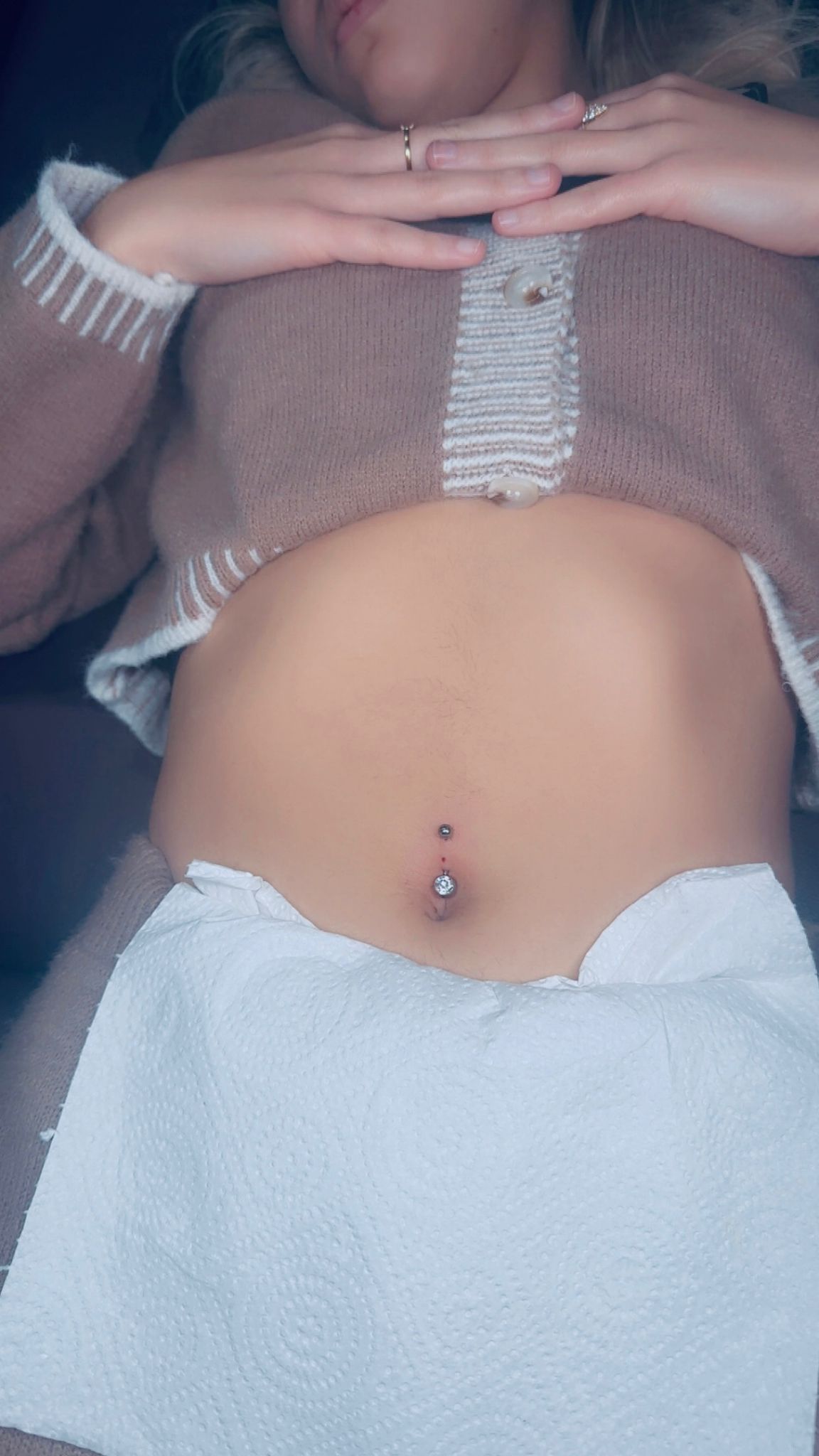Piercing nombril bijou cristal blanc fraichement pose Hakuna Tattoo Arpajon