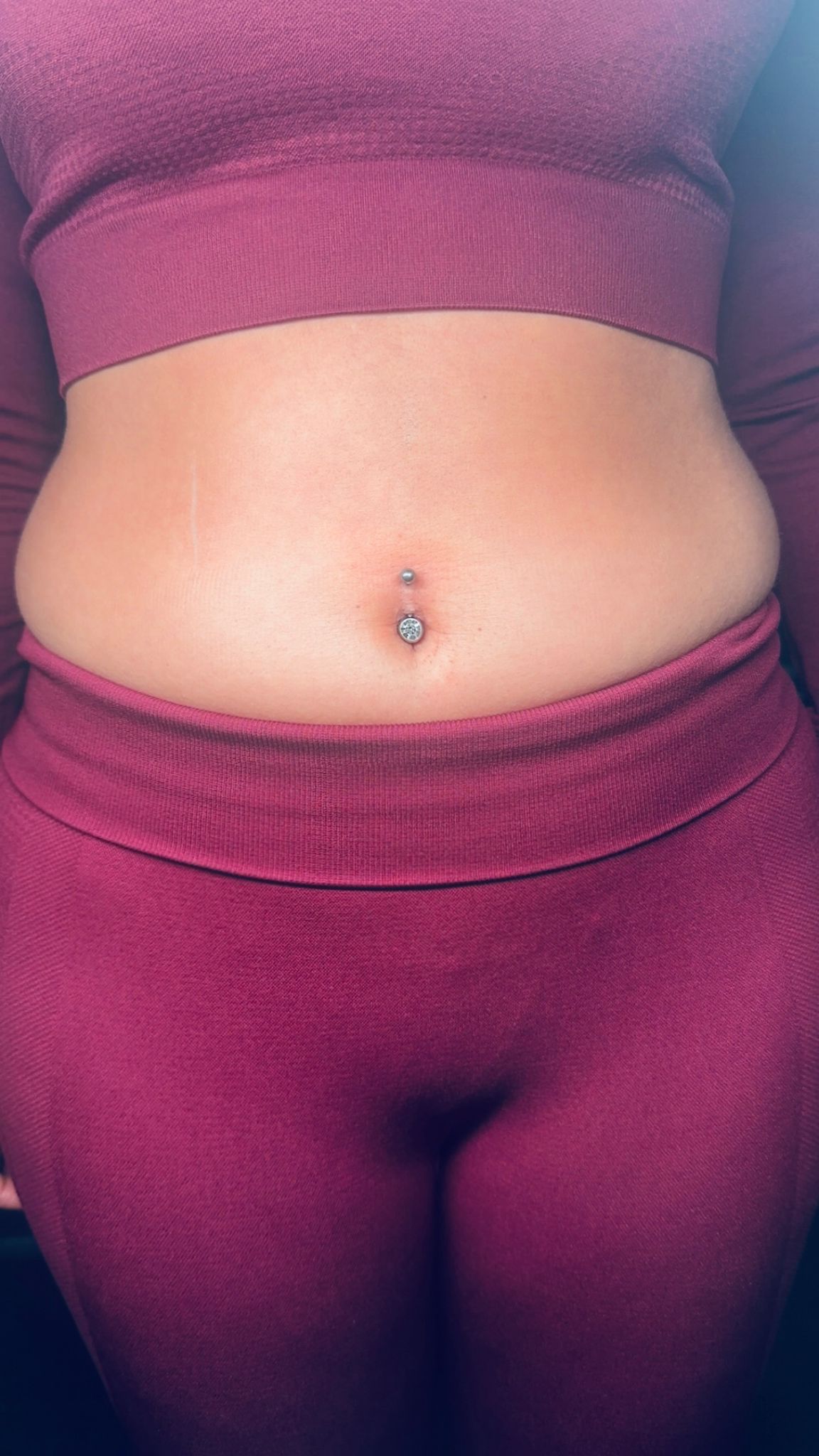 Piercing nombril bijou cristal sur ventre Hakuna Tattoo Arpajon