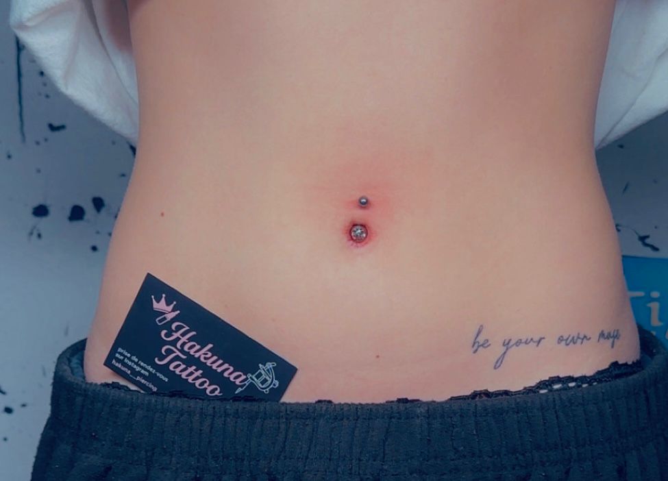 Piercing nombril avec bijou cristal et tatouage be your own muse Hakuna Tattoo Arpajon