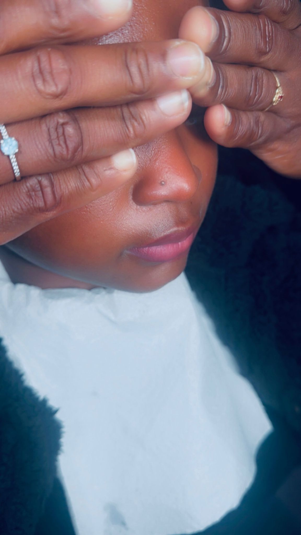 Piercing nostril discret avec petit bijou noir Hakuna Tattoo Arpajon