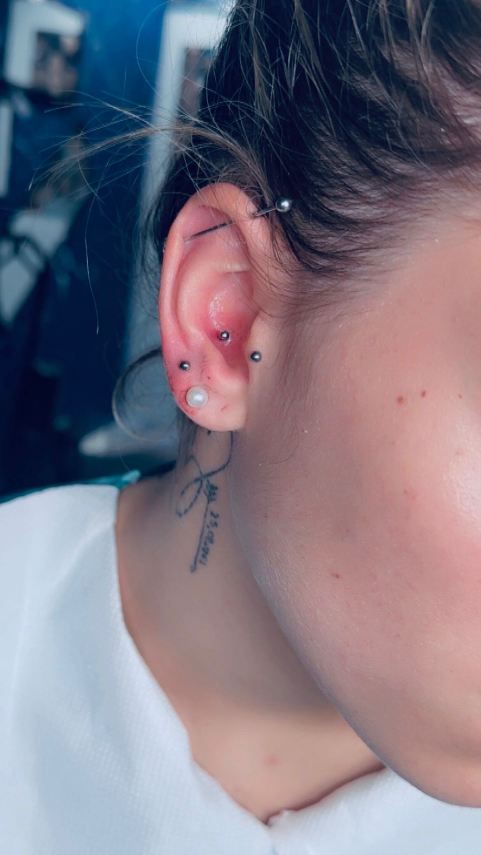 Piercing oreille multiples helix industrial conch et lobe perle Hakuna Tattoo Arpajon