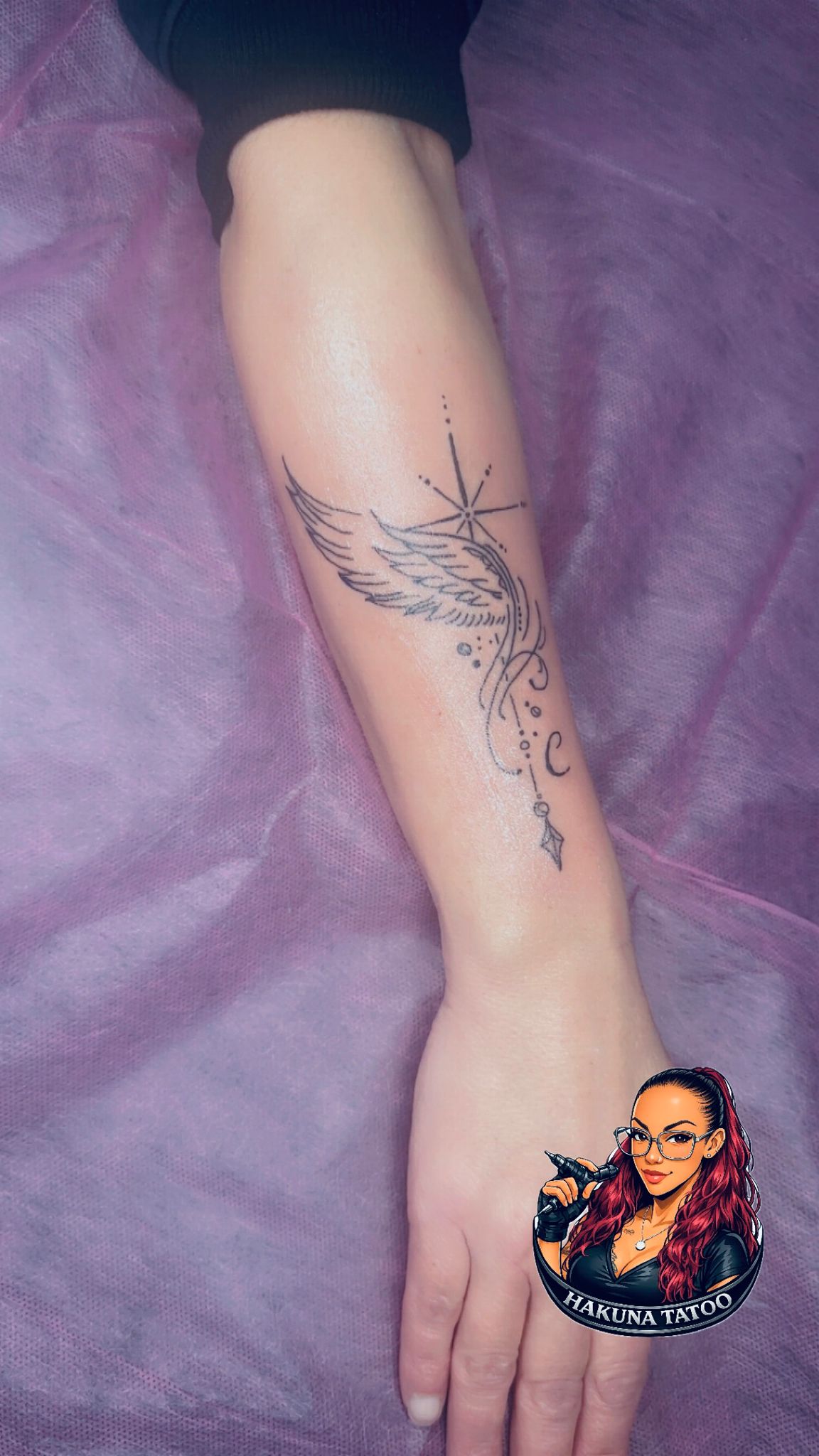 Tatouage ornemental aile d ange avec etoile et ornements fineline sur avant-bras Hakuna Tattoo