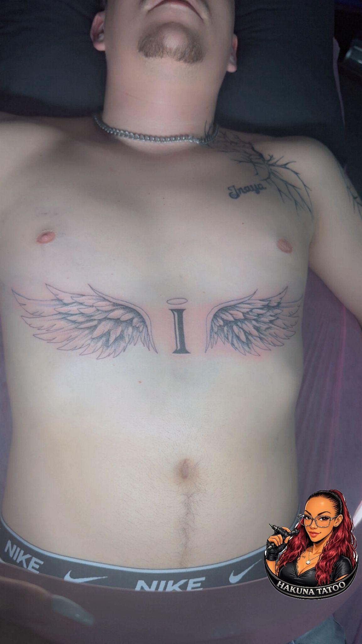 Tatouage ornemental ailes sur torse par Hakuna Tatoo