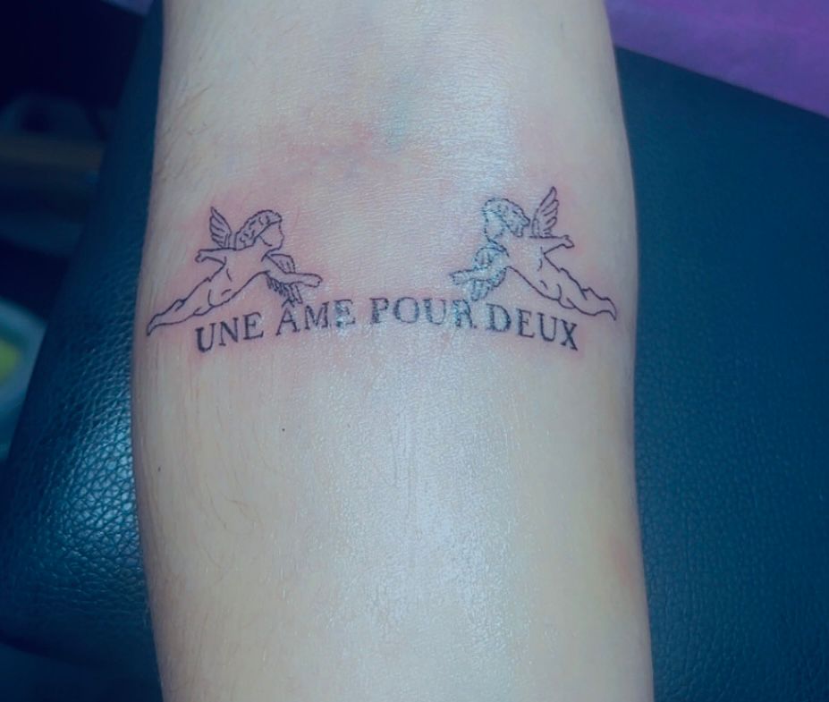 Tatouage fineline deux anges cherubins avec inscription une ame pour deux Hakuna Tattoo Arpajon