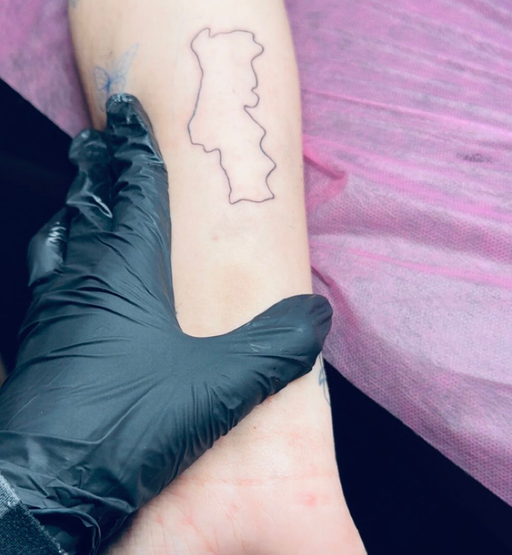 Tatouage fineline contour carte du Portugal sur avant-bras Hakuna Tattoo