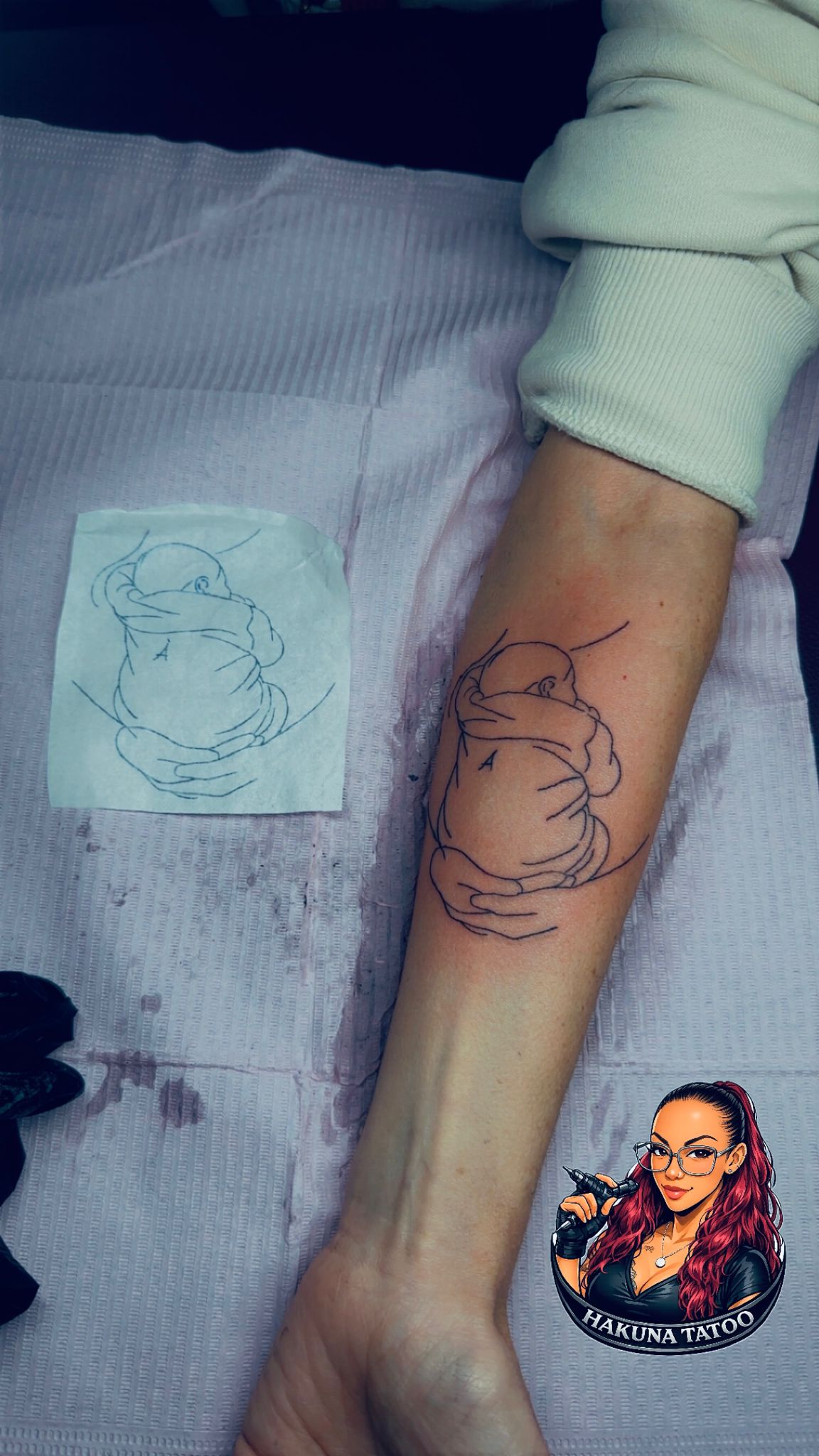 Tatouage fineline couple enlace style lineart minimaliste sur avant-bras Hakuna Tattoo
