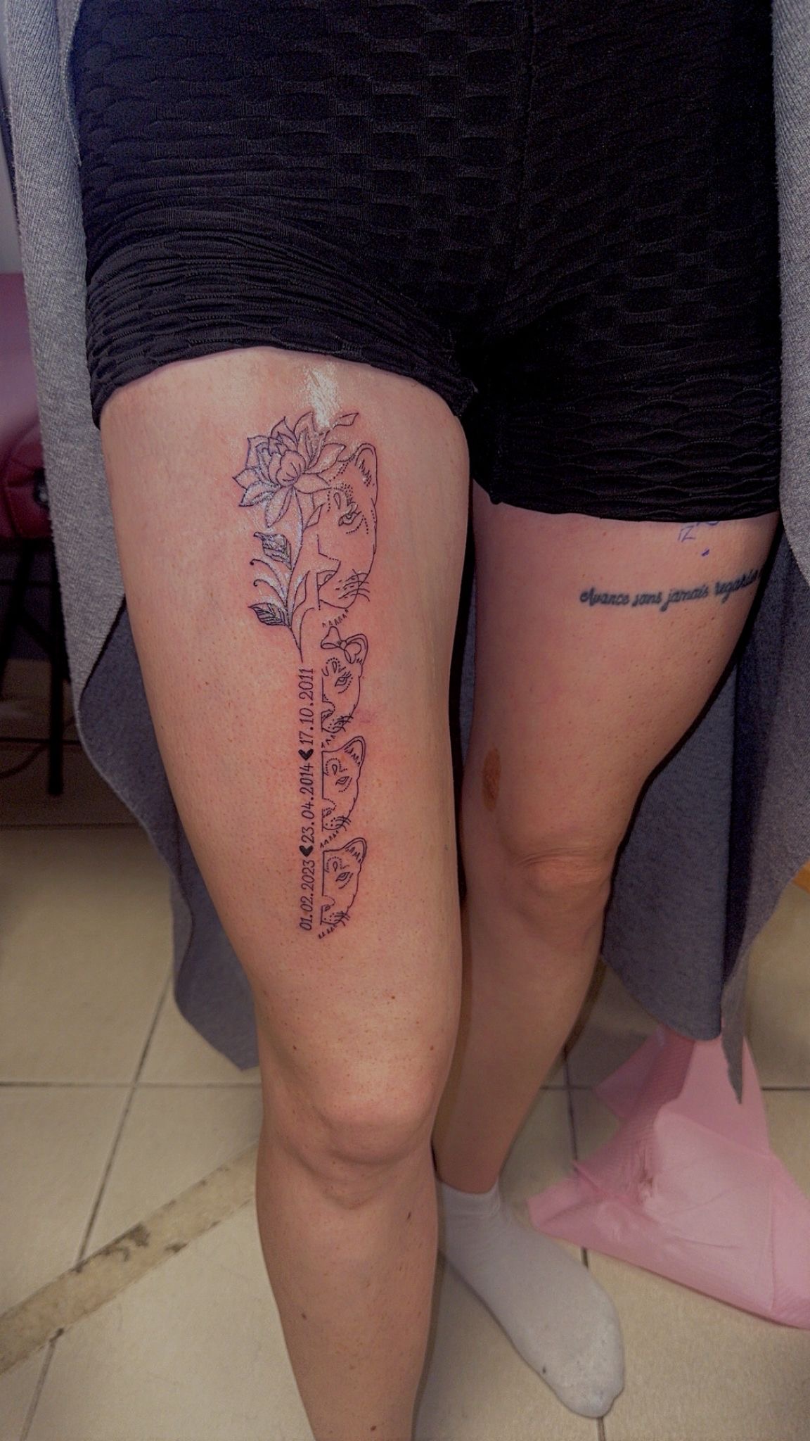 Tatouage fineline floral cuisse