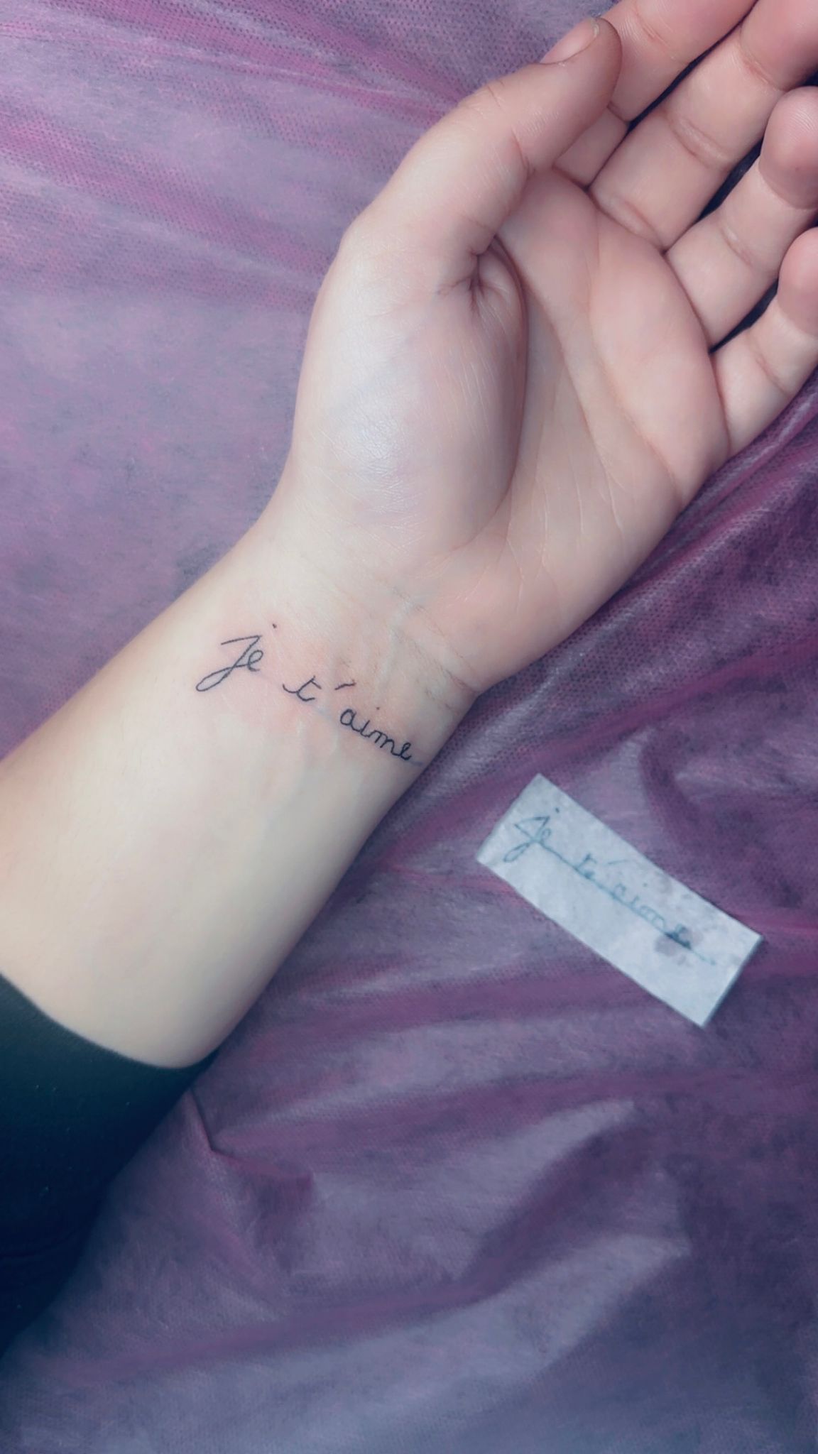 Tatouage lettering je t'aime en ecriture manuscrite sur poignet Hakuna Tattoo Arpajon