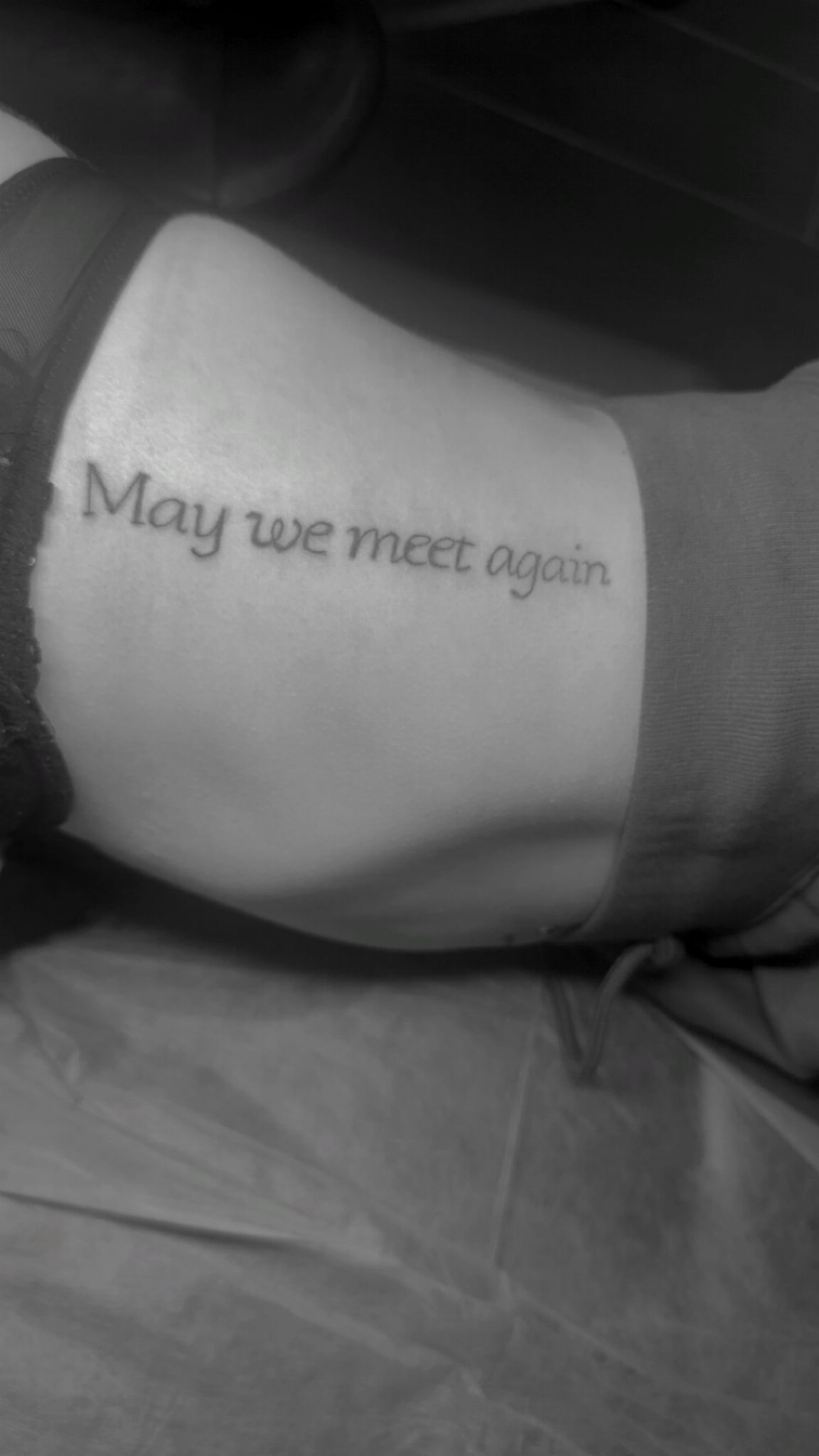 Tatouage lettering may we meet again script sur les cotes Hakuna Tattoo Arpajon