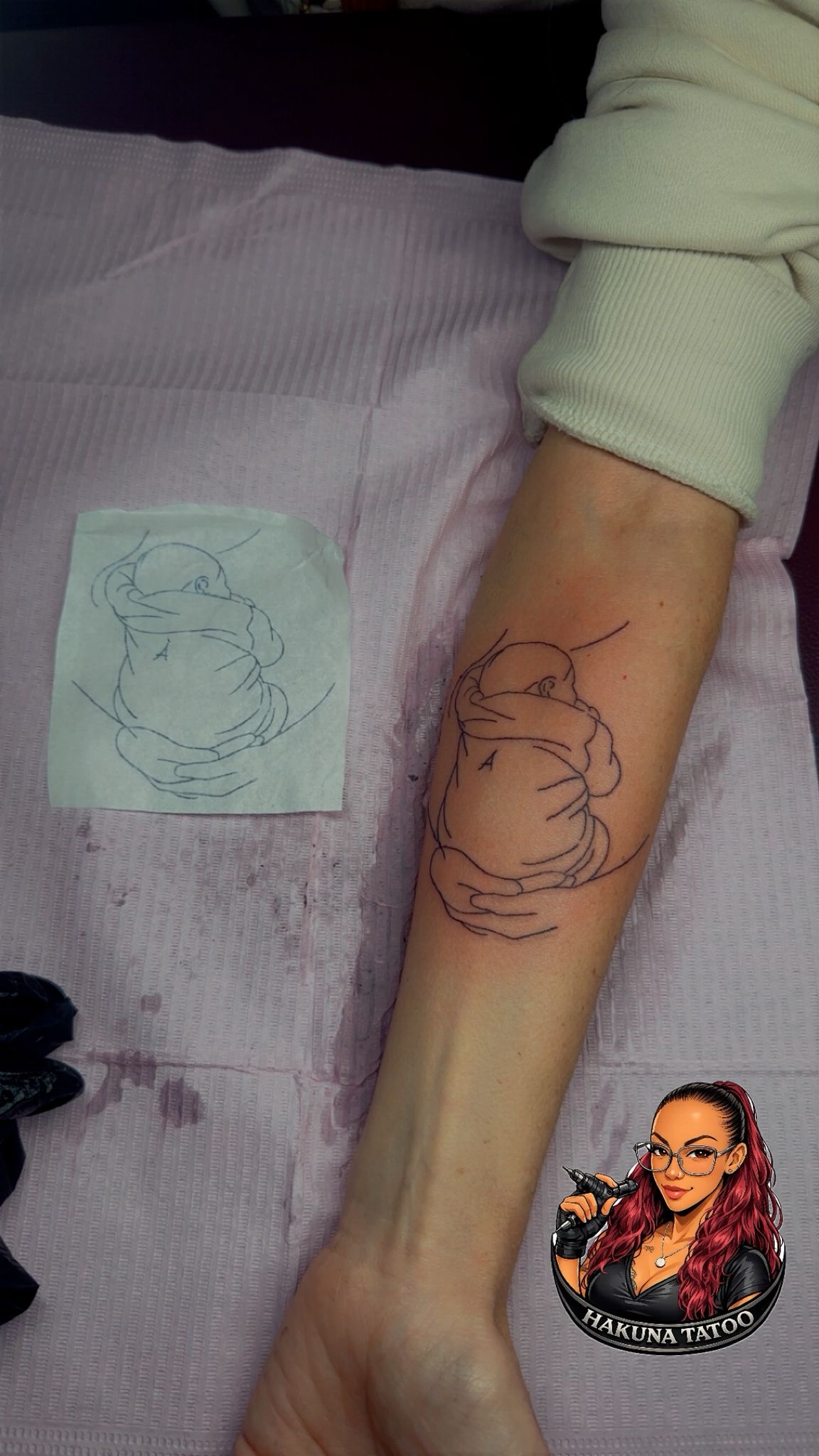 Tatouage fineline portrait noir et gris sur bras