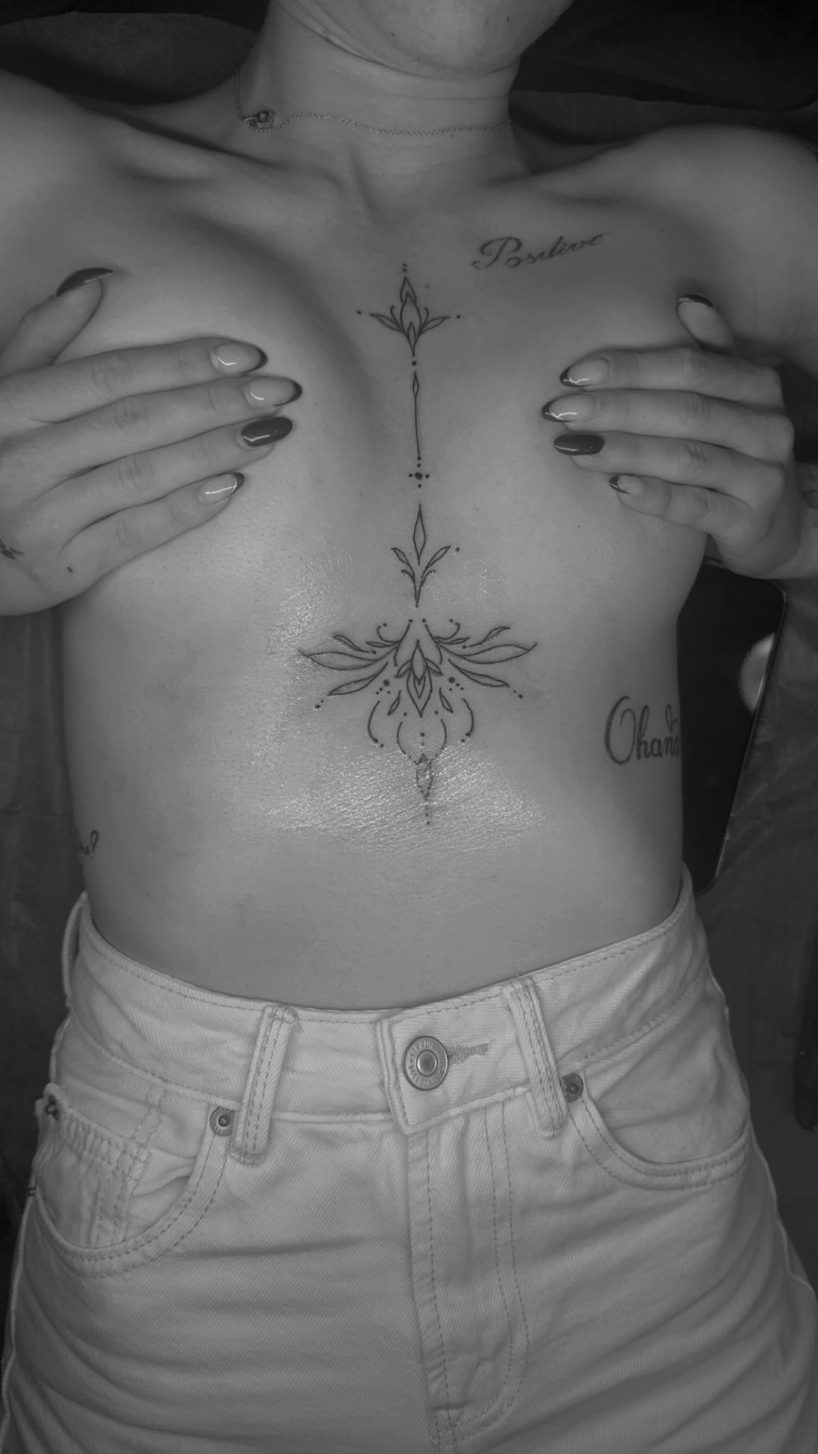 Tatouage ornemental underboob fineline mandala sur sternum Hakuna Tattoo Arpajon