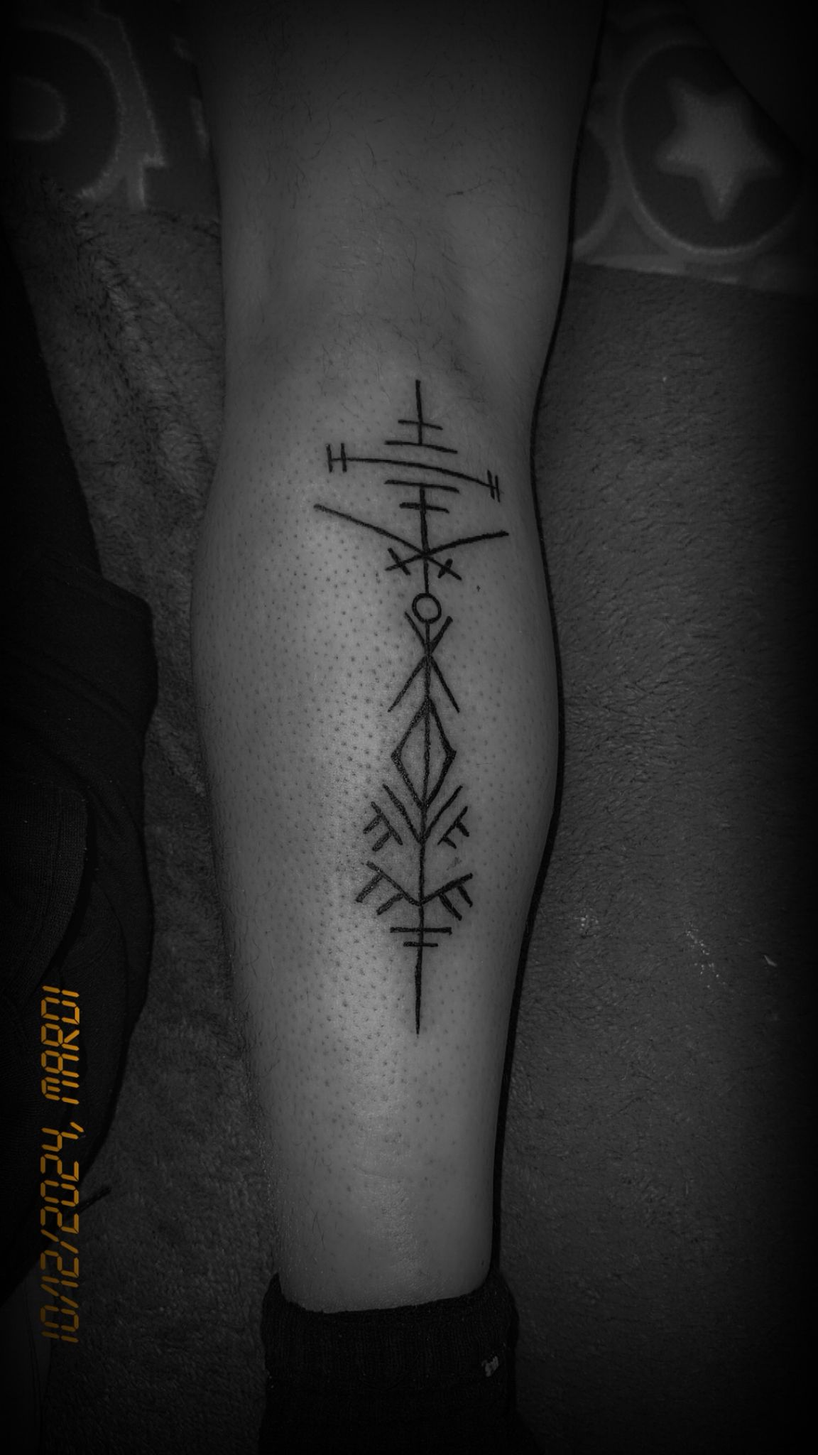 Tatouage fineline runes nordiques vegvisir style viking sur le mollet Hakuna Tattoo Arpajon