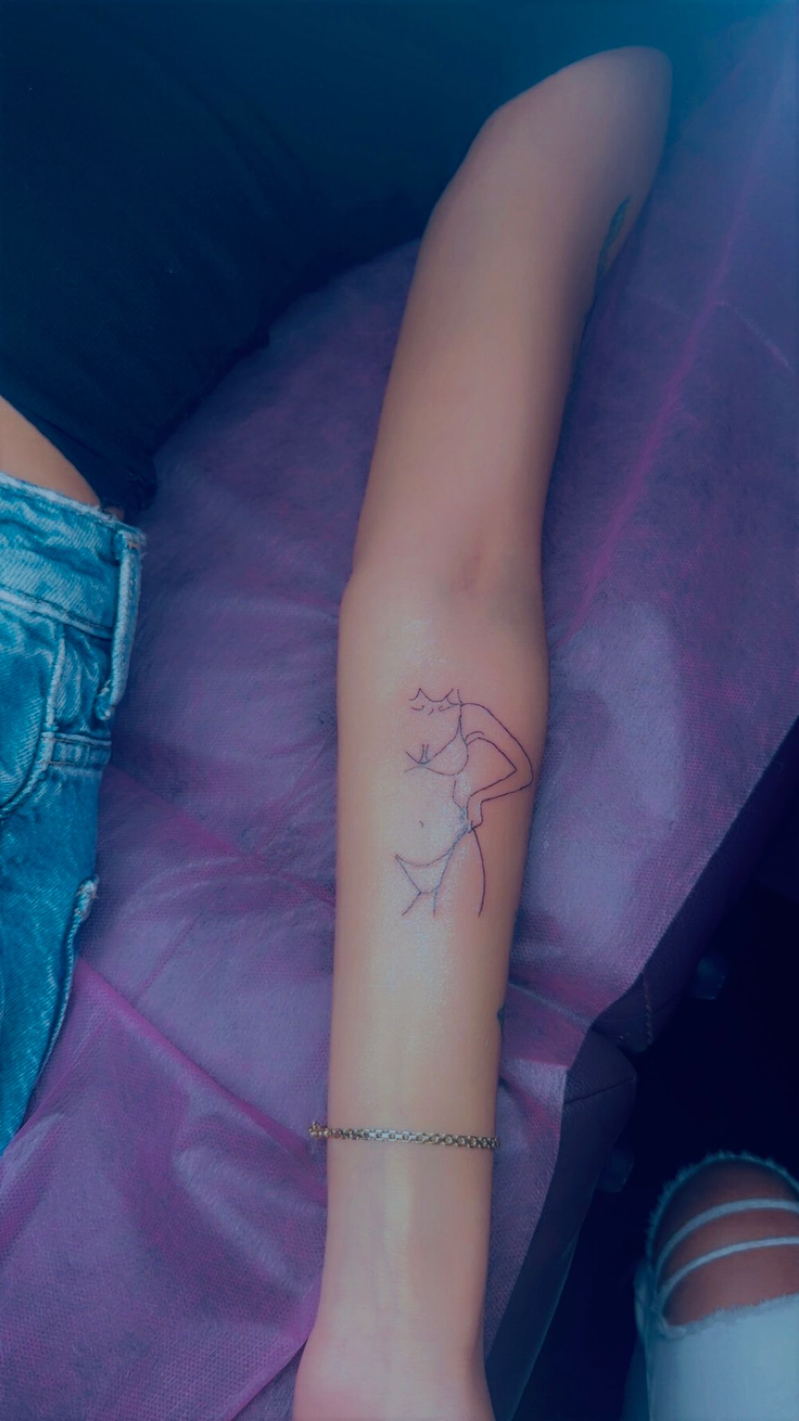Tatouage fineline silhouette de femme minimaliste lineart sur avant-bras Hakuna Tattoo