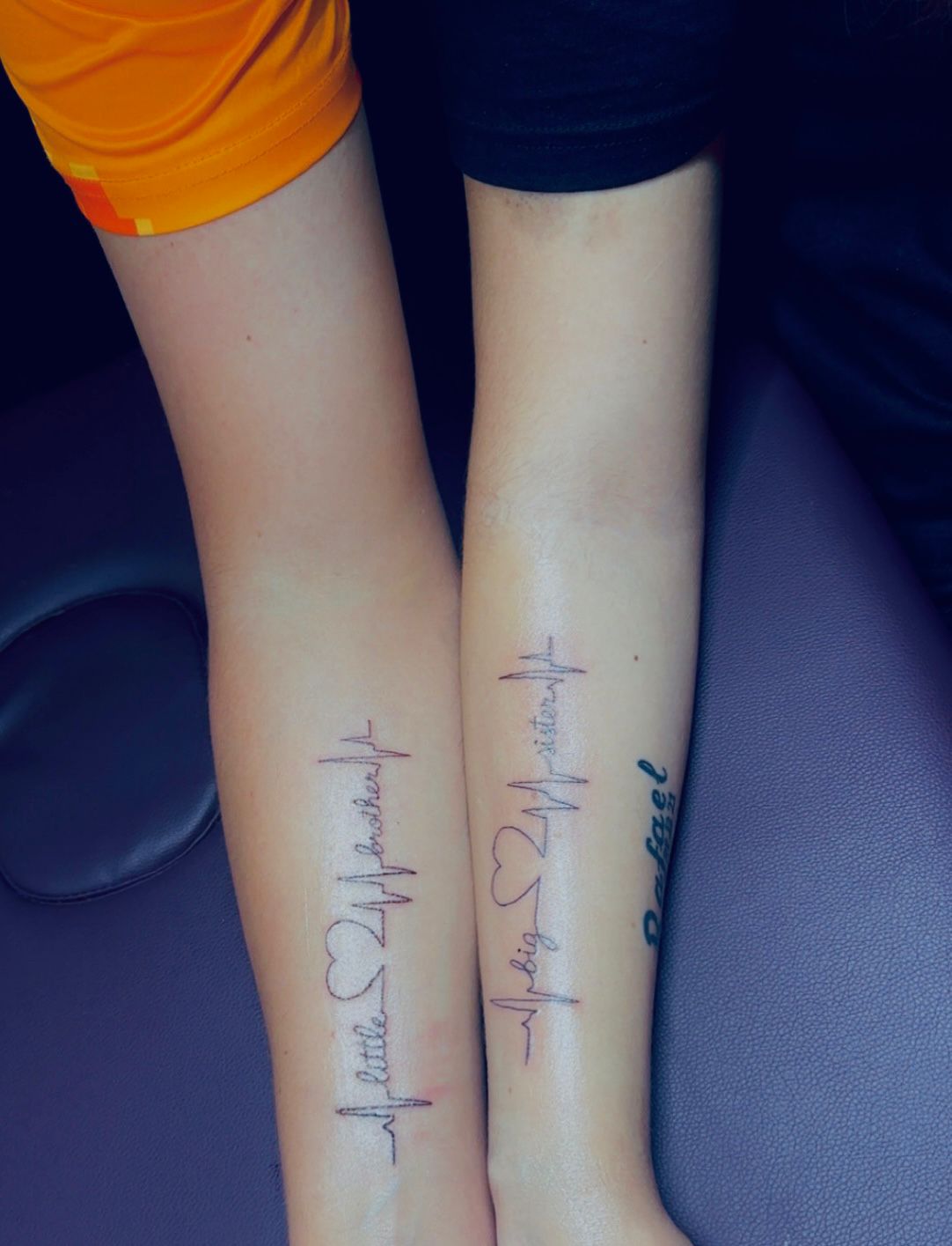 Tatouage fineline soeurs assorties big sister little sister avec ligne de battement de coeur Arpajon