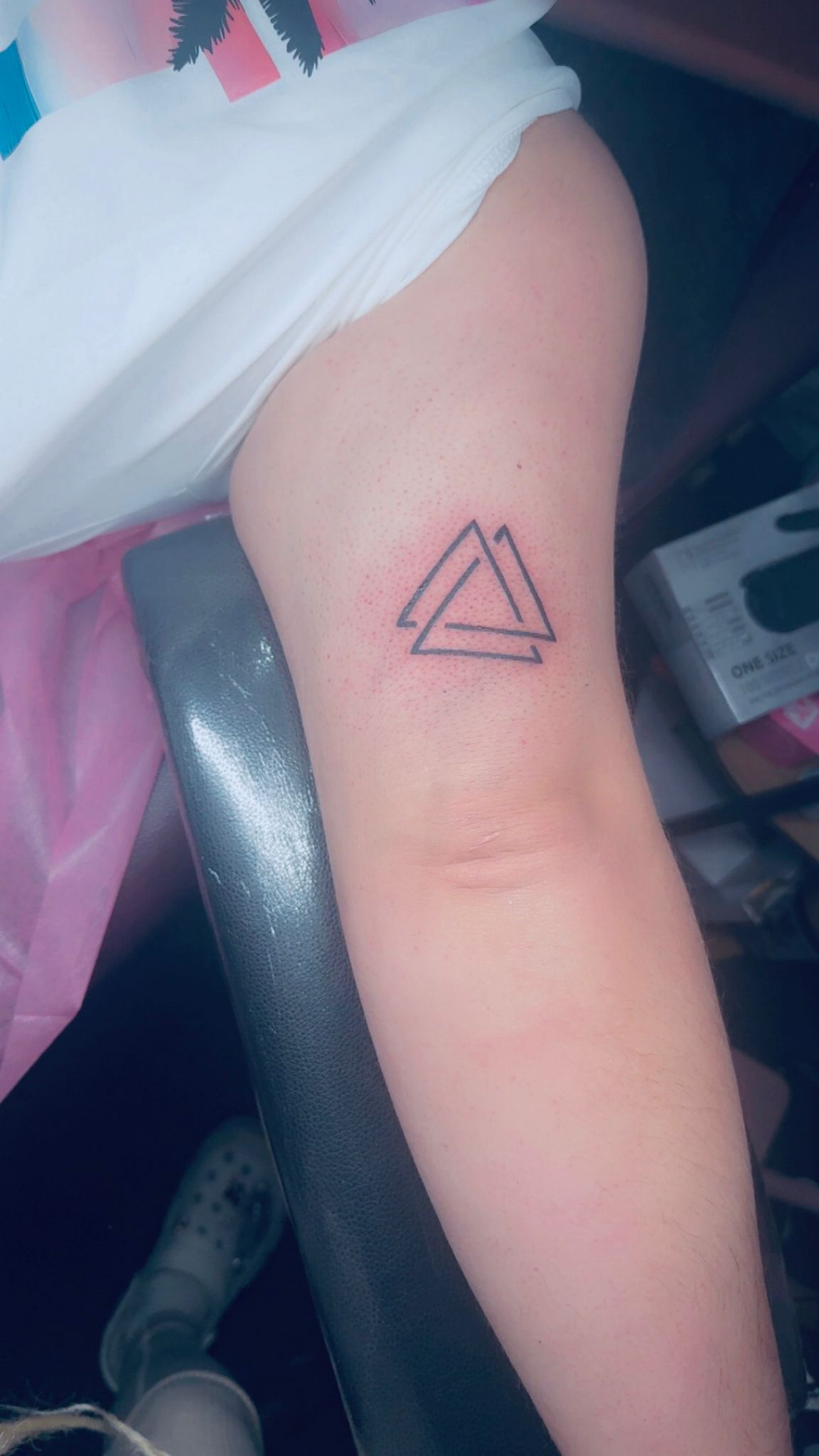Tatouage geometrique triangles entrelaces de Penrose sur le bras Hakuna Tattoo Arpajon